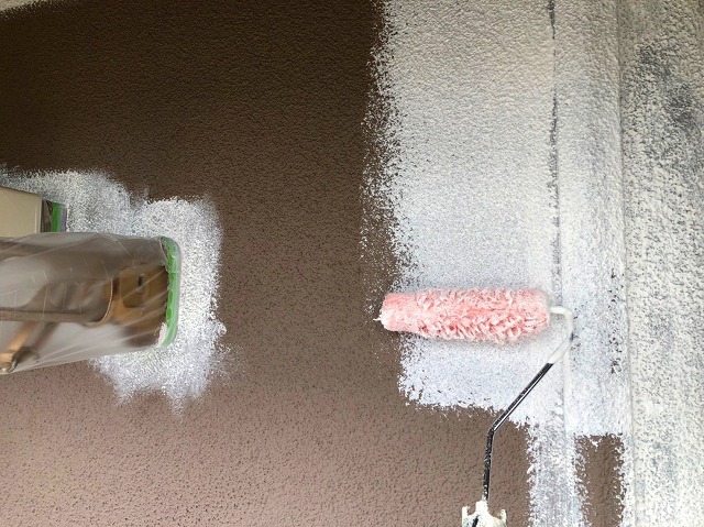 ローラーで外壁を塗布する